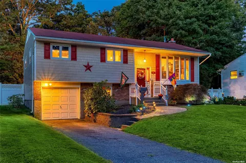 197 Tredwell Ave, Saint James, NY 11780