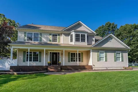 2 Wendy Ct, Mount Sinai, NY 11766
