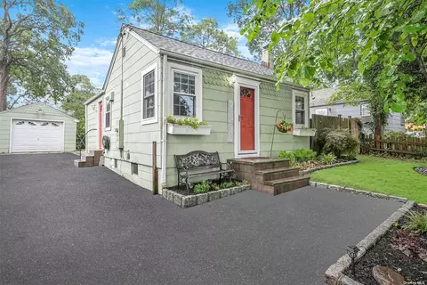 251 Smith Rd, Lake Ronkonkoma, NY 11779