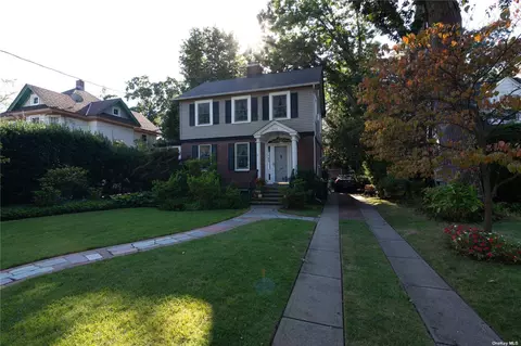 207 Pennsylvania Ave, Freeport, NY 11520