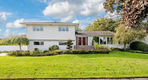 2 Sunset Blvd, Massapequa, NY 11758