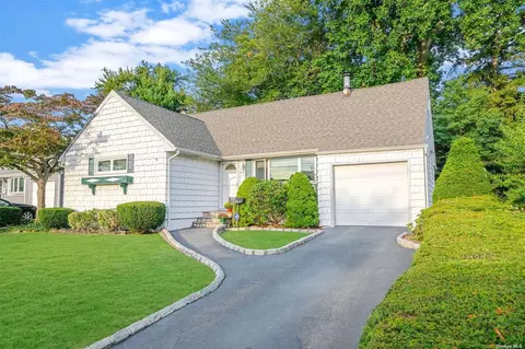 13 Jane Dr, North Babylon, NY 11703