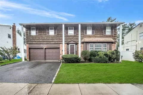 27 Broadfield Pl, Glen Cove, NY 11542
