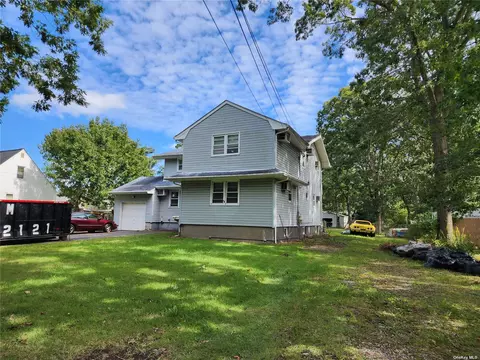 1089 Udall Rd, Bay Shore, NY 11706