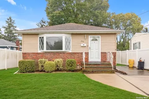 222 N Syracuse Ave, Massapequa, NY 11758