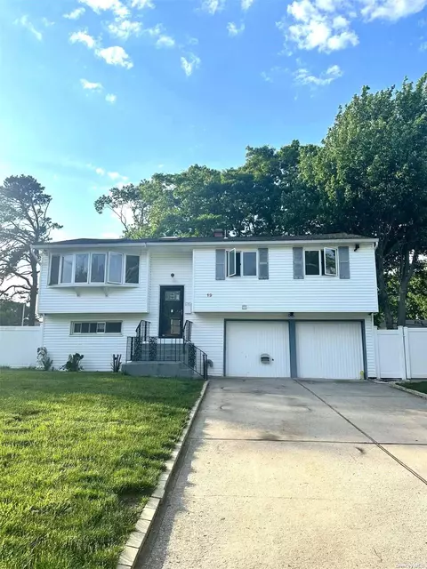 19 Amfer Ct, Bay Shore, NY 11706