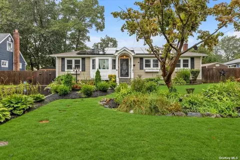 3 Chauser Dr, Greenlawn, NY 11740