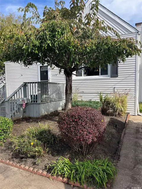 2419 Riverside Dr, Wantagh, NY 11793
