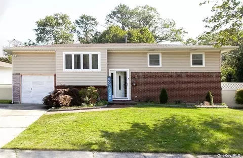 7 Chuck Blvd, North Babylon, NY 11703