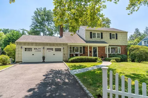 19 Old Hickory Ln, Huntington, NY 11743