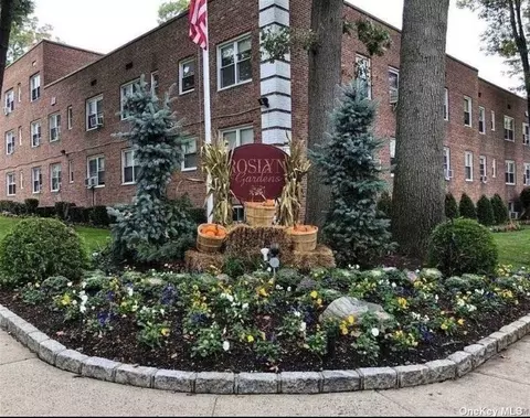 17 Edwards St #3D, Roslyn Heights, NY 11577