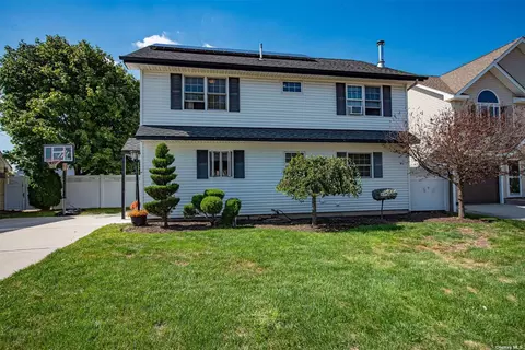 16 Mercury Ln, Levittown, NY 11756