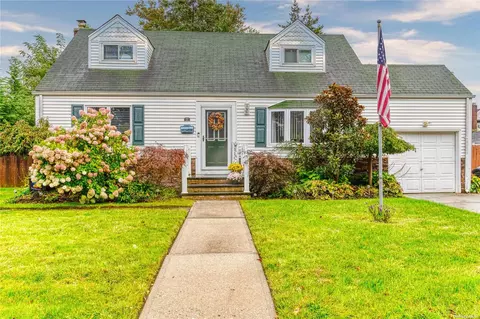 22 Raider St, West Babylon, NY 11704
