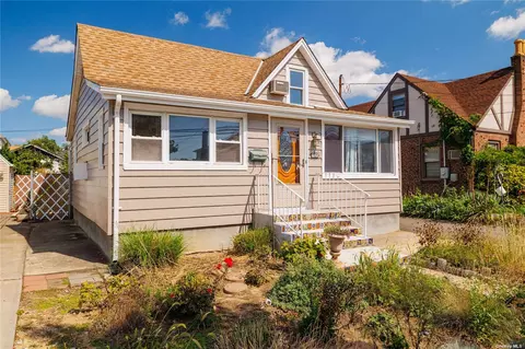 89 E Maple St, Valley Stream, NY 11580