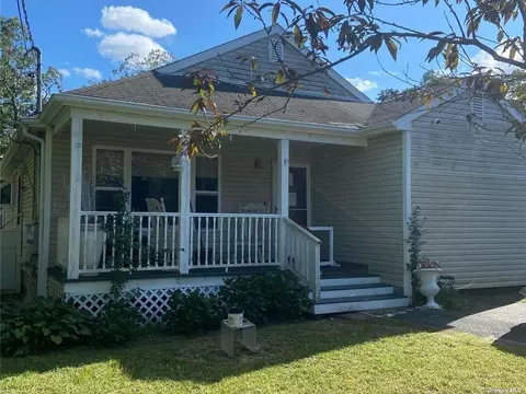 201 Riverside Ave, Flanders, NY 11901