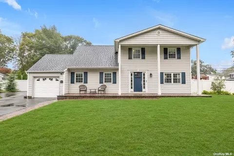 93 Ballad Cir, Holbrook, NY 11741
