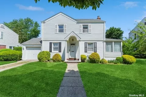 137 Pine St, Garden City, NY 11530