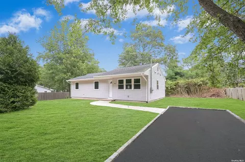 80 Quogue Ave, Flanders, NY 11901
