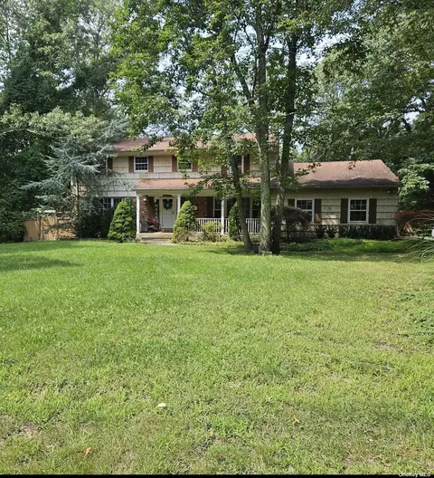 7 Karin Dr, Saint James, NY 11780