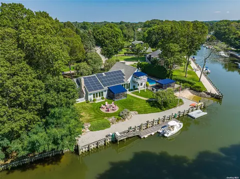 360 Wiggins Ln, Greenport, NY 11944