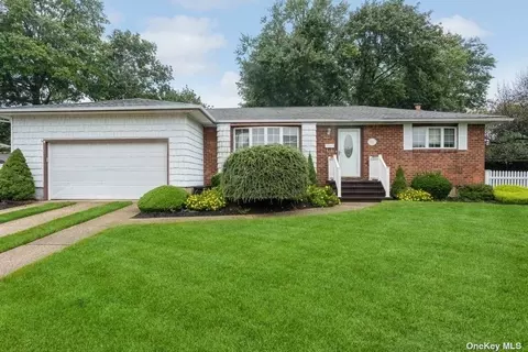18 Gate Ct, Hicksville, NY 11801