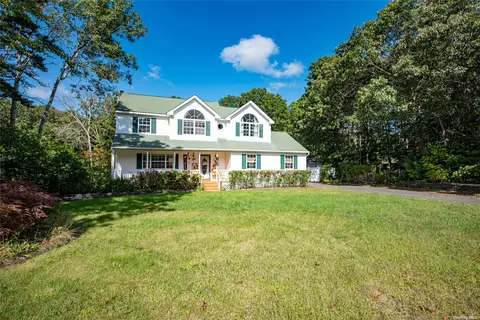 24 Diane Dr, Manorville, NY 11949