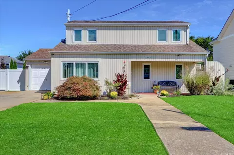 107 Berkeley Pl, Massapequa, NY 11758