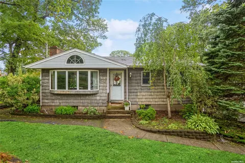 318 Shelter Rd, Ronkonkoma, NY 11779
