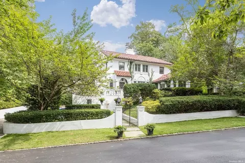 8 Mirrielees Cir, Great Neck, NY 11021