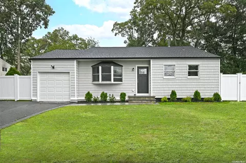 42 Foxwood Dr E, Huntington Station, NY 11746