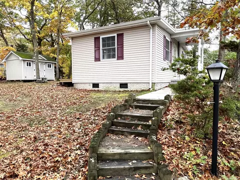 87 18th St, Wading River, NY 11792