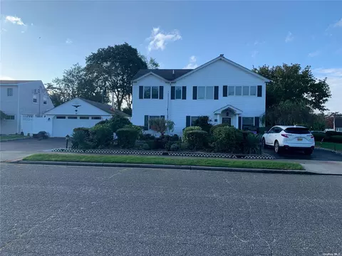 27 Bucket Ln, Levittown, NY 11756