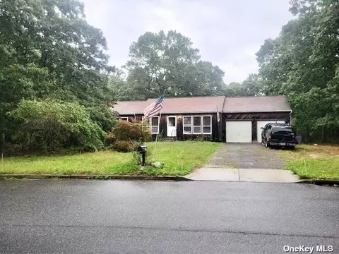 13 Christine Ln, Yaphank, NY 11980