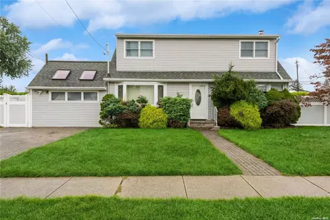 75 S Windhorst Ave, Bethpage, NY 11714