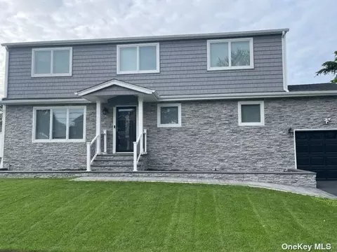 334 Kansas St, Lindenhurst, NY 11757