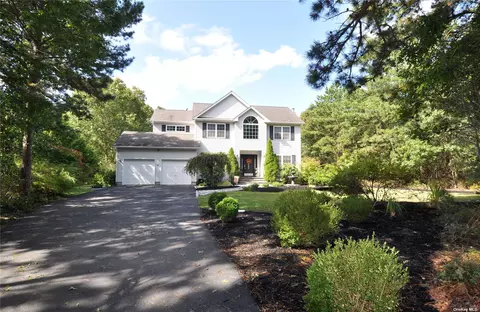 48 N Cozine Rd, Manorville, NY 11949