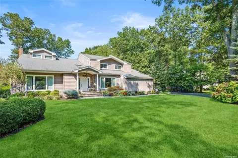 21 Kim Pl, Kings Park, NY 11754