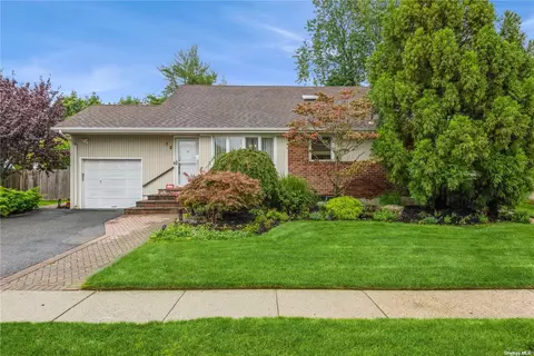 52 Sylvia Ln, Plainview, NY 11803