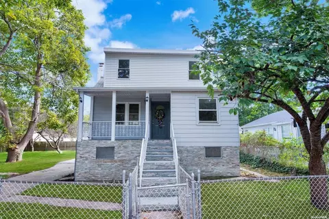 91 Hounslow Rd, Shirley, NY 11967