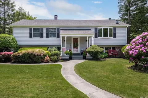 2 Tinder Ln, Lake Grove, NY 11755
