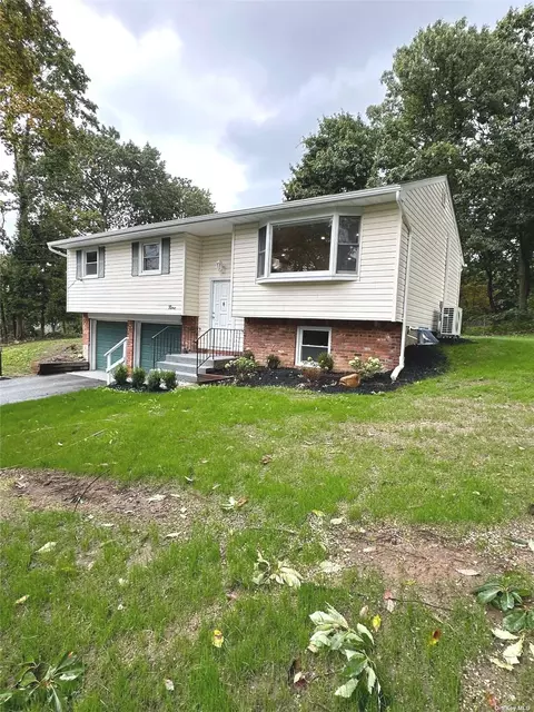 9 Hilden St, Kings Park, NY 11754