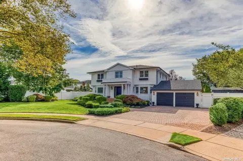 8 Wall Ct, Massapequa Park, NY 11762