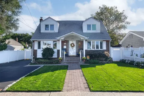 122 Cortland Ave, Hicksville, NY 11801