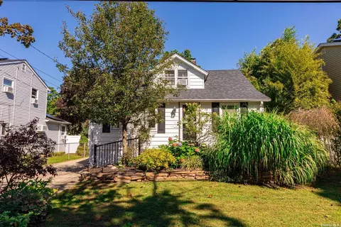 33 Roslyn St, Islip Terrace, NY 11752