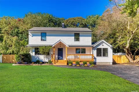25 Halliday Rd, Coram, NY 11727