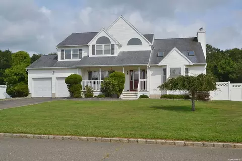 3 Alpine Ct, Medford, NY 11763