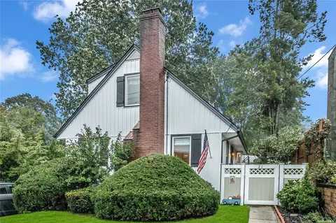 21 Prospect St, Glen Head, NY 11545