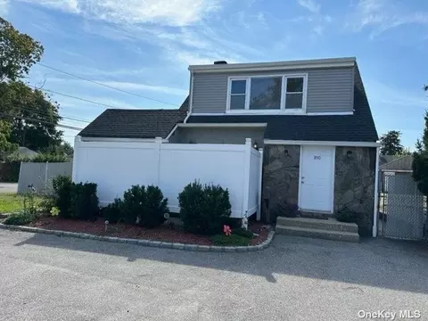 850 Conklin St, Farmingdale, NY 11735