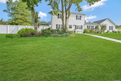 27 Ashland St, Mount Sinai, NY 11766
