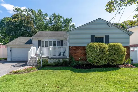 619 5th Ave, East Northport, NY 11731